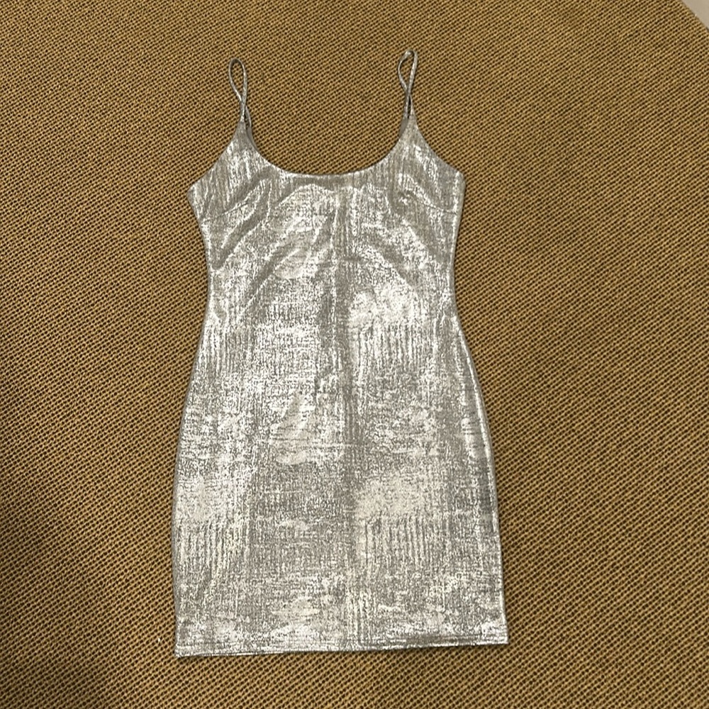 A world away size m fitted body on mini dress in silver with lurex shine